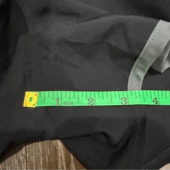 Under Armour Black and Grey Heatgear Running Shorts - Picture 10 of 10